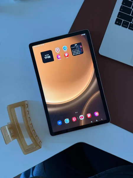 Планшет Samsung Tab S9 FE с чехлом и стилусом — radio, hand-held computer