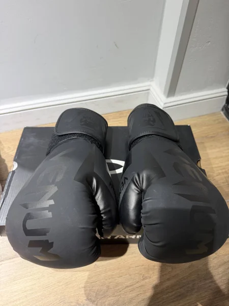 Боксерские перчатки — binoculars, Loafer, bulletproof vest