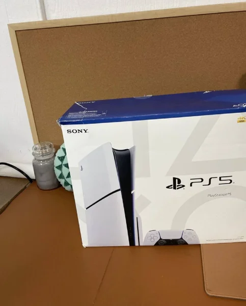PS5 Slim 1TB — modem, carton, printer