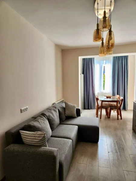 Квартира 1+1, 37 м² — window shade, studio couch
