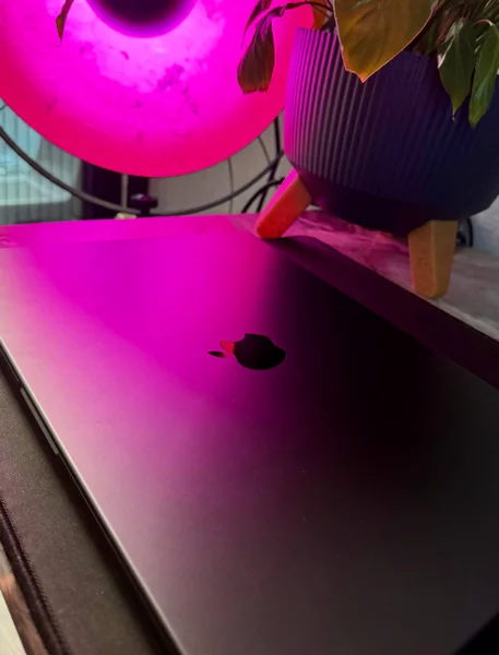 MacBook Pro 16 M4 Pro 24GB/512GB — ping-pong ball