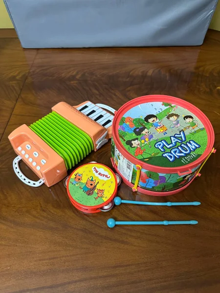 Игрушки, барабан, гармошка и бубен — pencil sharpener