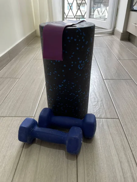 Набор спорт инвентаря: гантель, пенный ролик и фитнес резинка — dumbbell
