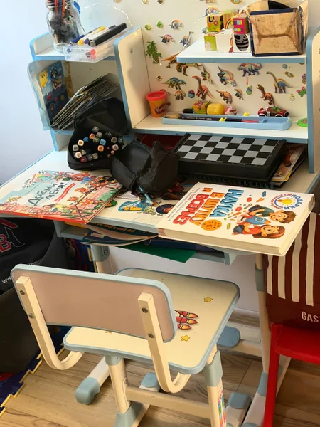 Стол и стул — desk, comic book