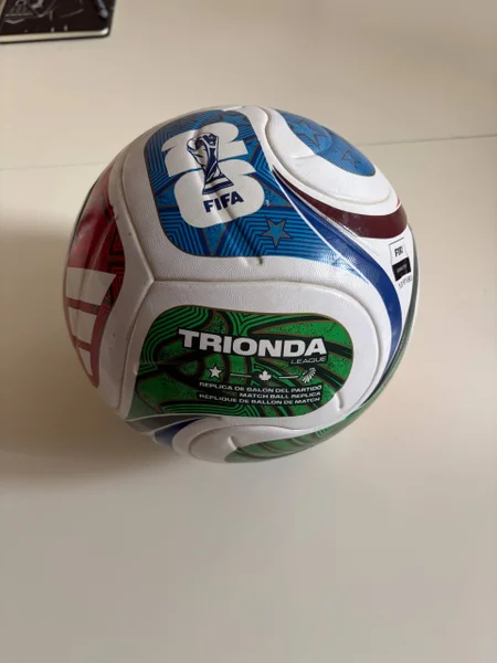 Футбольный мяч — crash helmet, soccer ball