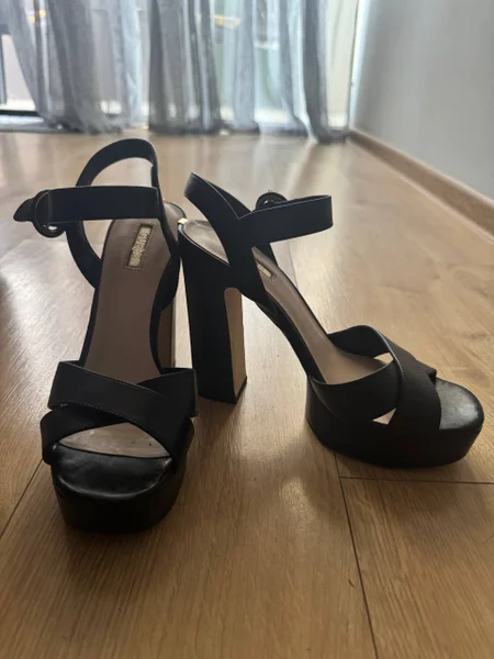 Кожаные босоножки Guess 39р — sandal
