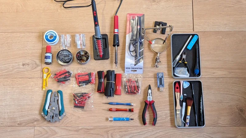 Комплект для ремонта, пайки и монтажа проводки — carpenter's kit, rubber eraser, screwdriver