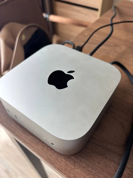 Apple Mac mini M4 24GB/512GB — iPod, mouse, modem