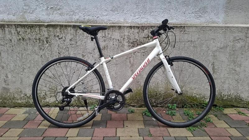 Велосипед Specialized Sirrus Sport — mountain bike