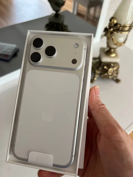 iPhone 17 Pro Max 256GB — hand-held computer, cellular telephone