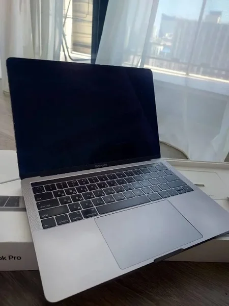 MacBook Pro 13 2019 i5 8GB