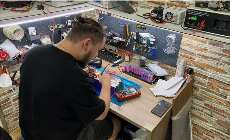 Ремонт и восстановление аккумуляторов электротранспорта — comic book, oscilloscope
