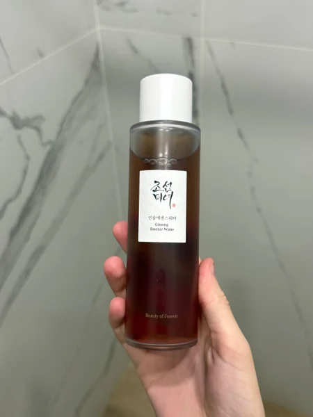 Набор косметики — hair spray, perfume, pill bottle