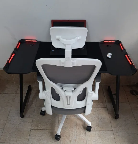 Продаю рабочее место: игровой стол и компьютерное кресло — barber chair, dining table, folding chair