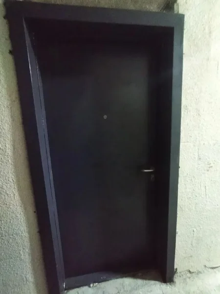 Дверь входная металлическая с луткой, глазком и замком — window screen