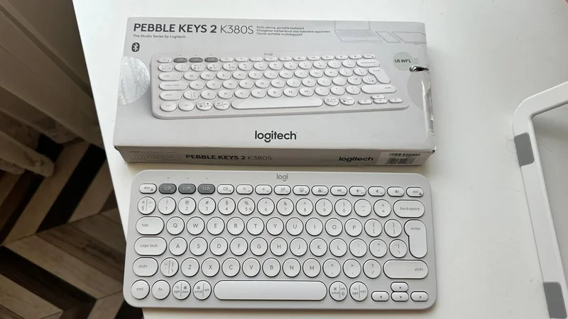Беспроводная клавиатура Logitech Pebble Keys 2 K380S — space bar, typewriter keyboard