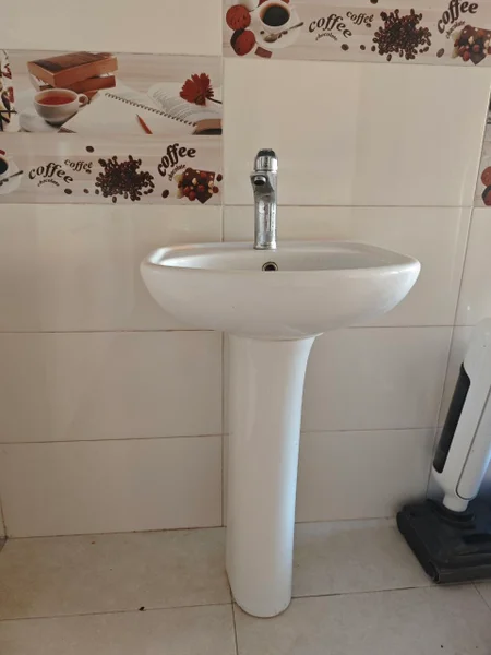 Умывальник на ножке — washbasin