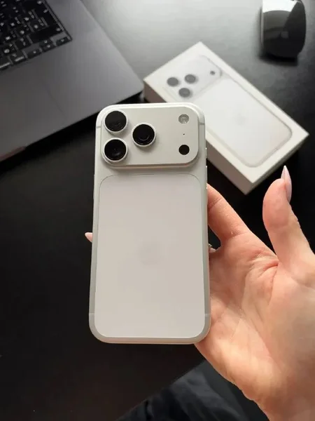 iPhone 17 Pro 256 ГБ — iPod, lighter, cellular telephone