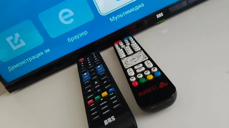 Телевизор BBS 32BS8100 32" — remote control, hand-held computer