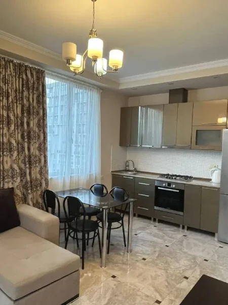 Квартира 1+1 — microwave, window shade, dining table