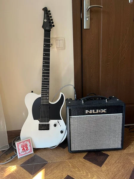 Электрогитара Spira с комбоусилителем Nux — electric guitar