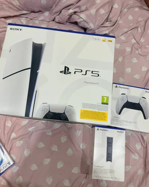Игровая приставка Sony PlayStation 5 с двумя джойстиками и двумя играми — binder, envelope