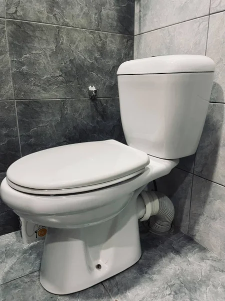 Комплект сантехники (унитаз, умывальник с краном и зеркало) — toilet seat