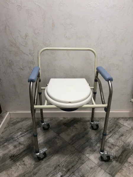 Складной стул-туалет — folding chair