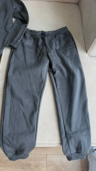 Спортивный костюм — trench coat, swimming trunks