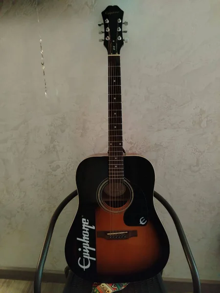Акустическая гитара Epiphone Sunburst с кейсом — acoustic guitar