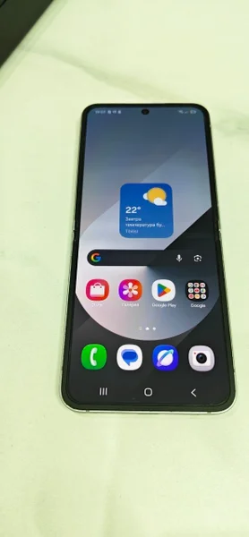 Samsung Galaxy Z Flip6 8/256GB с чехлами — remote control, cellular telephone, hand-held computer