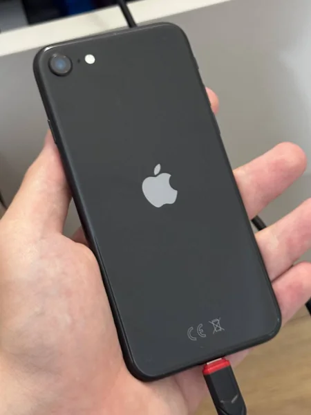 iPhone SE 2020 64GB Black — iPod