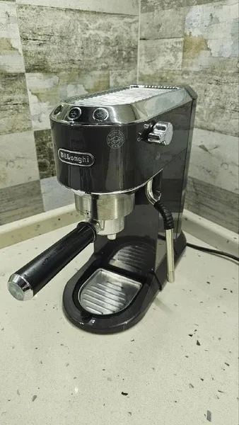 Кофемашина De’Longhi Dedica Arte EC885.GY — espresso maker, spotlight