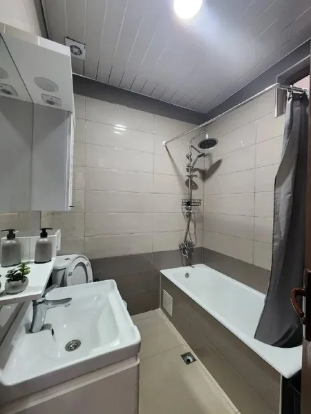 2-комнатная квартира — washbasin, bathtub