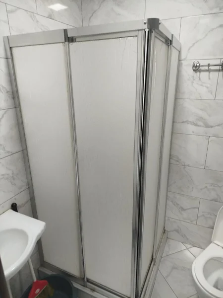Душевая кабинка б/у — sliding door, refrigerator, shower curtain