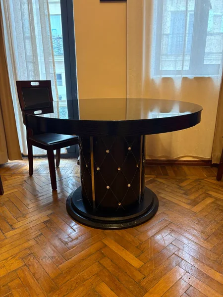 Стол — dining table, grand piano