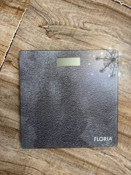 Напольные весы — loudspeaker, wallet
