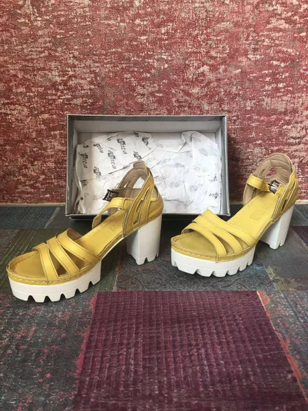 Сапоги Италия кожаные с натуральным мехом 38-39 — clog, shoe shop, television