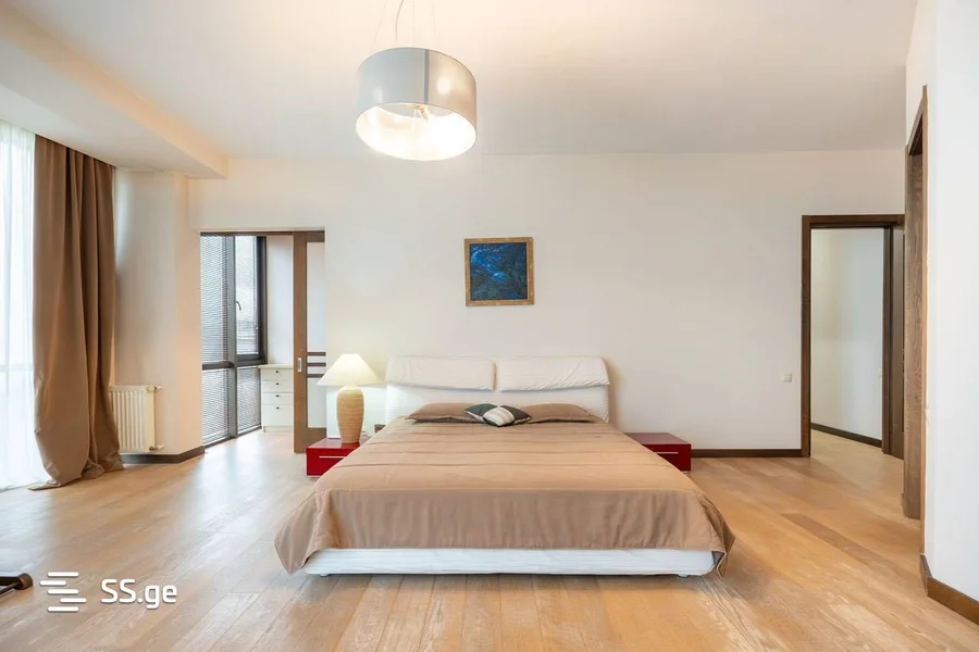 5 room Flat For Rent. Vake