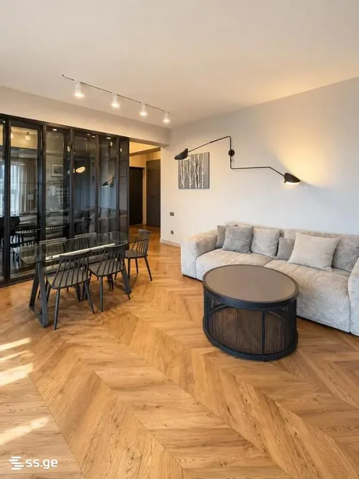 4-комнатная квартира в Сабуртало, 168 м²