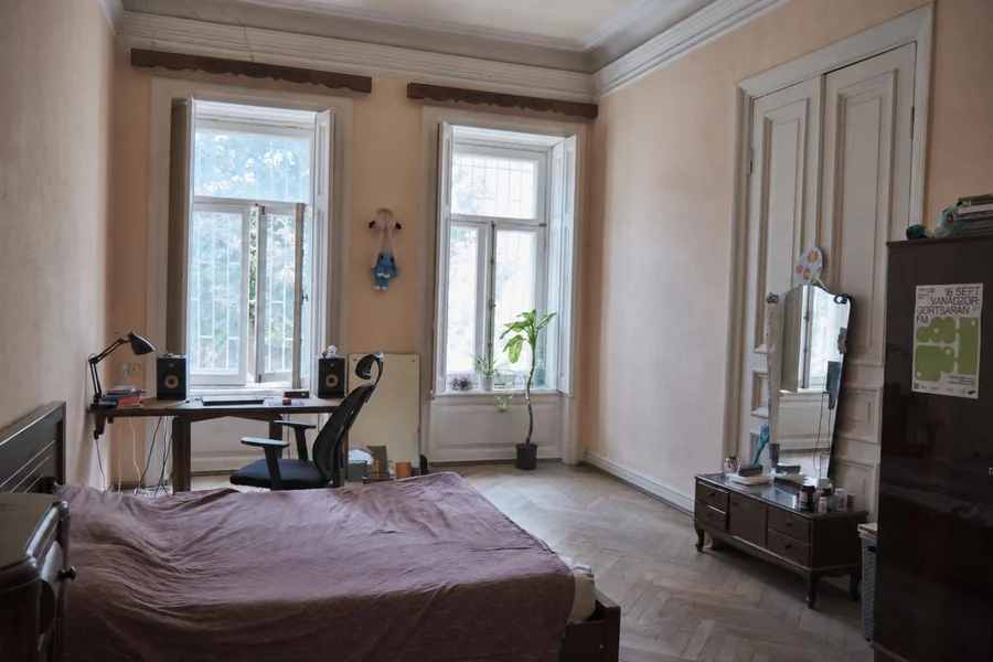 Снова сдаётся большая комната 25 м² (по размеру как отдельная студия, потолки 4м) в историческом центре Тбилиси, на кра
