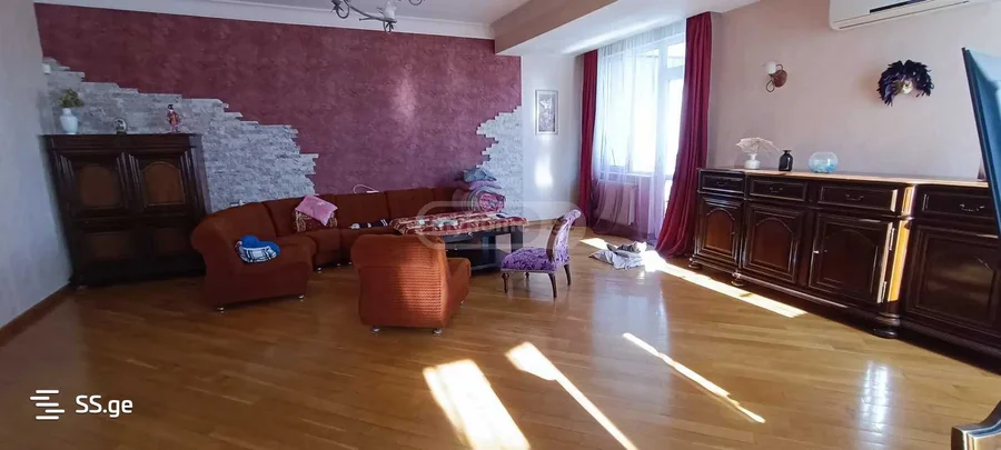 4 комнатная квартира Продаётся. Вера