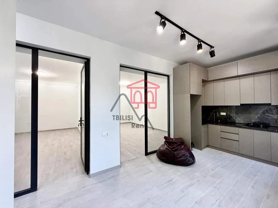 Новое коммерческое помещение в Ваке в тихом месте с двумя изолированными комнатами и гостиной с кухонной зоной