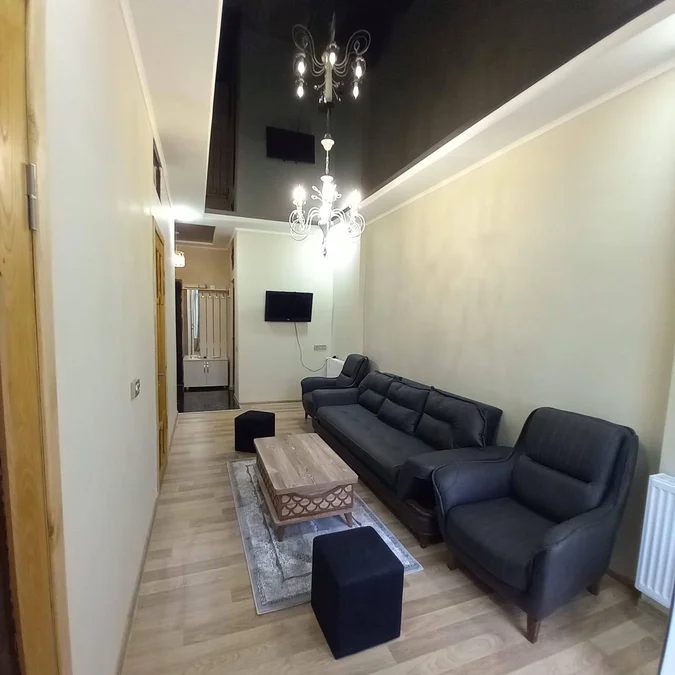 3-комнатная квартира с 2 спальнями, $600