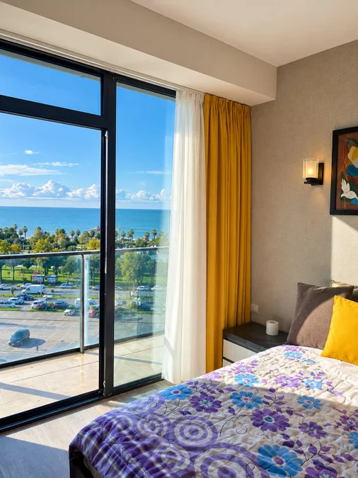 Просторная квартира 53.5 кв.м с прямым видом на море в Metro City Legend Residence