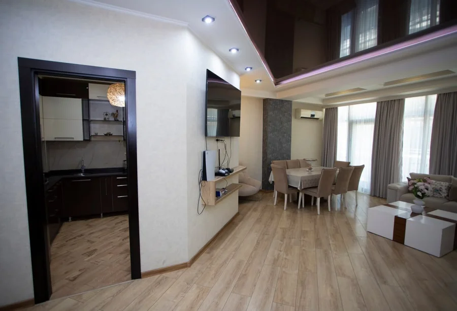 Долгосрочная аренда 3-комнатной квартиры в Khimshiashvili District