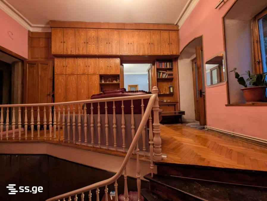 6 room Flat For Sale. Sololaki