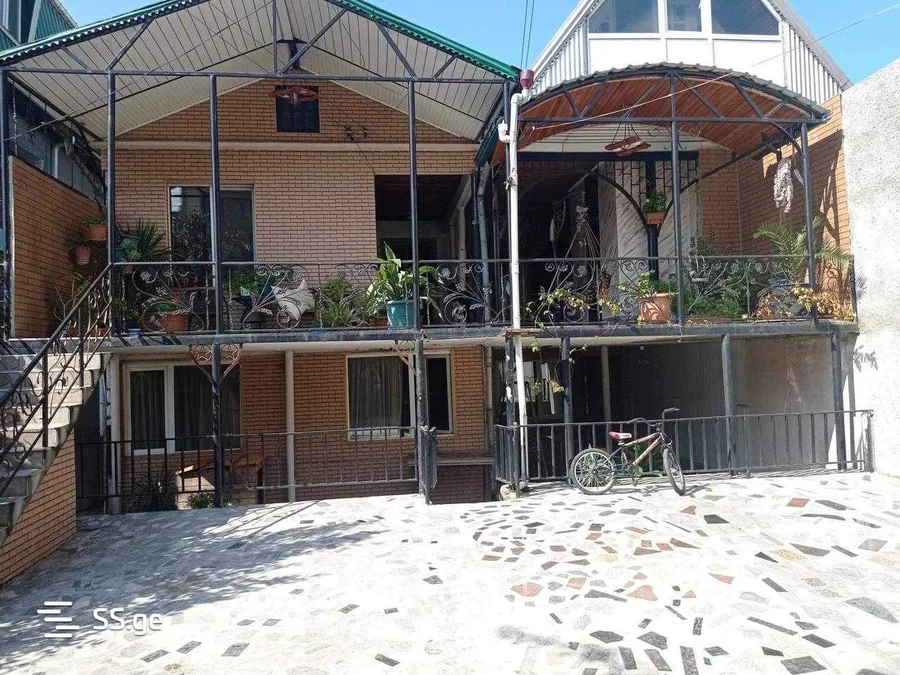 9 room Private House For Sale