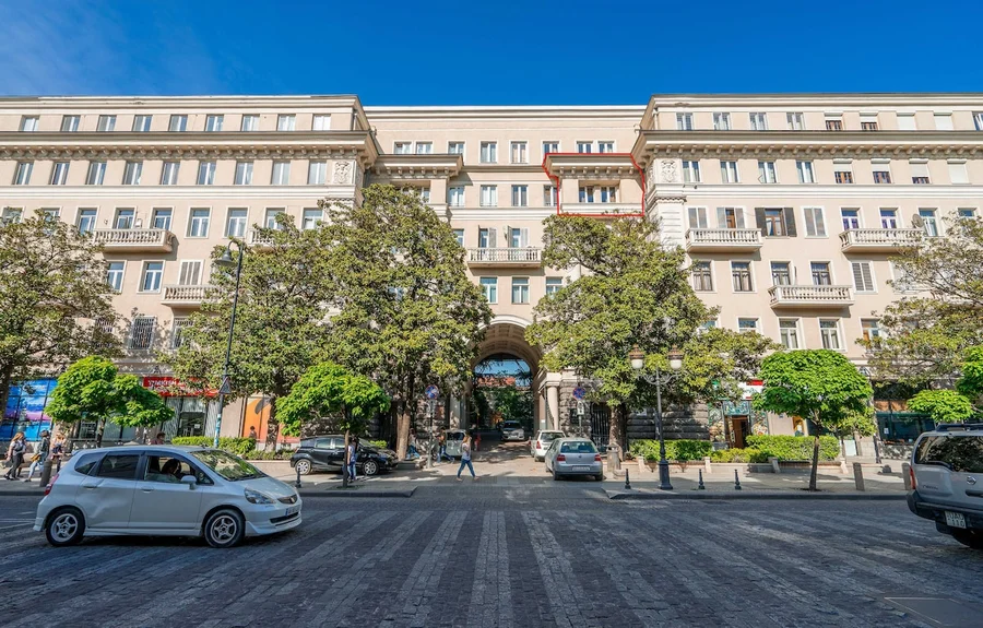 Пятикомнатная квартира в центре Тбилиси