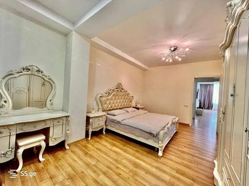Ул. Нино Жвания, 10: 4-комнатная, 220,0 м²
